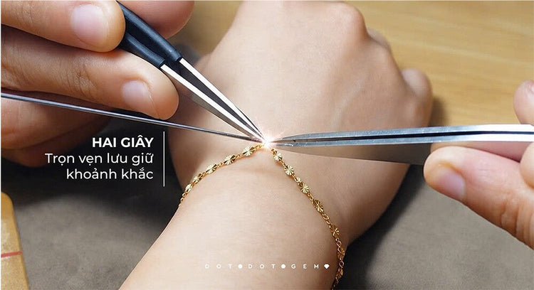Hai giây nói lời yêu: Bí quyết ghi điểm 20/10 cho những anh chàng không rành trang sức